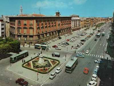 Il 1� ottobre 1965 la gestione pass� all�Amtab, che prima soppresse alcune linee, poi, nel 1975, fu costretta a sospendere per tre anni l�intero servizio per un guasto tecnico. Nel 1978 l�esercizio riprese, ma nel 1981 risultavano coperti solo 15 km di strade cittadine. Si arriv� cos� al fatidico 1987 con un nuovo blocco dell�intera rete filoviaria
